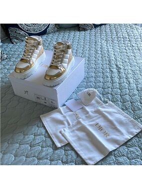 💥 CLOSET CLEAR OUT SALE 💥 DIOR New in Box White and Gold High-Top Sneakers